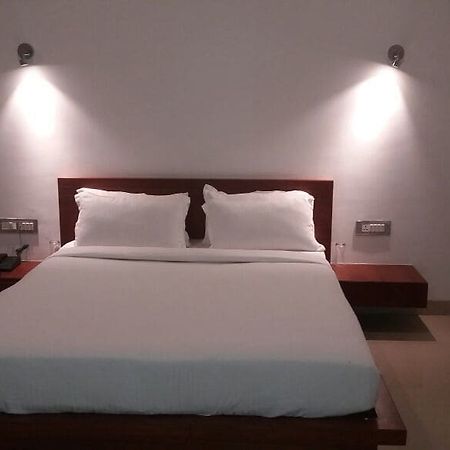 Hotel Tania Searock Daman Bagian luar foto